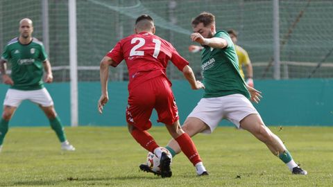 Jairo Lpez frena a un rival en la visita del Paiosaco a A Marosa.