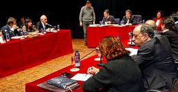 Ant�n Louro, a la derecha, en el pleno del pasado lunes; enfrente, el grupo municipal del PP.