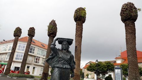 LA ESCULTURA DE LA MARISCADORA SE VA A QUEDAR SIN LA SOMBRA DE SUS PALMERAS