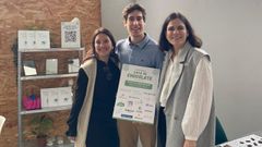 El madrileo Javier Cascn, junto con Clara Valiente y Mara Menndez, dos amigos suyas que le ayudaron a organizar la cata solidaria de chocolate en Oviedo