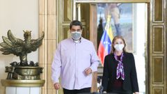 Nicol�s Maduro, acompa�ado de la primera dama, Cilia Flores, en el palacio de Miraflores