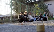 El candado forzado y los j�venes que no pudieron acceder ayer a la d�rsena de la estaci�n. 
