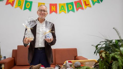 Santiago Blanco Esteban, el pasado jueves, con el premio que recibi&oacute; de Amencer-Aspace por su labor como voluntario en el centro de d&iacute;a de Campolongo