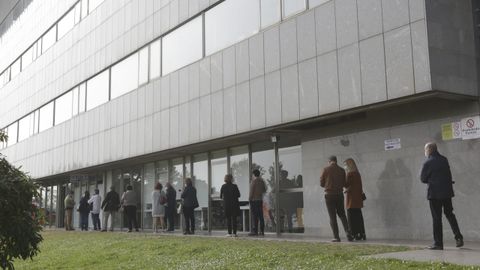 Cola para vacunarse en el Hospital de Oza, en A Coru�a