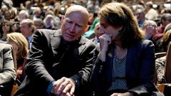 La ministra para la Transici�n Ecol�gica en funciones junto al fot�grafo Sebastiao Salgado en la cumbre del clima en Madrid