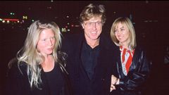 Robert Redford, en el centro, junto a su hija, Amy (izquierda) y su amiga Cathy O'Rear (derecha).