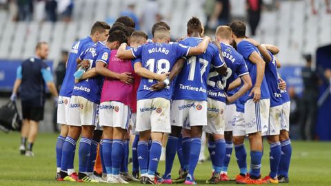 Jugadores del Oviedo tras el empate ante el Extremadura