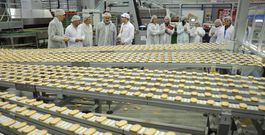 El conselleiro de Industria, Francisco Conde, visit� ayer la planta y destac� la apuesta del grupo por la industria 4.0 en la zona rural. 