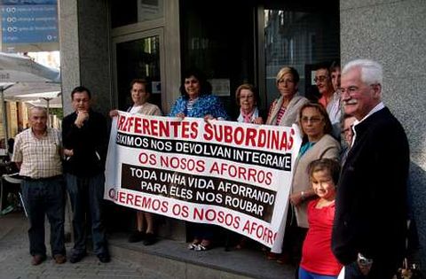 Siguen las protestas de ribadenses todos los jueves reclamando el cobro de las preferentes.