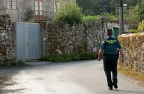 Un guardia civil en las inmediaciones de la casa rectoral de Cruces el pasado lunes. 