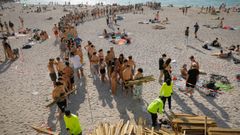 Colas para coger la madera en Riazor y el Orz�n