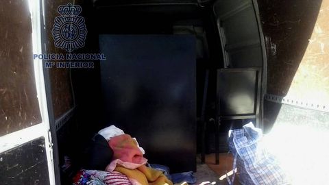 El interior de la furgoneta en la que se encontraba el armario met�lico en el que iba oculto el inmigrante.