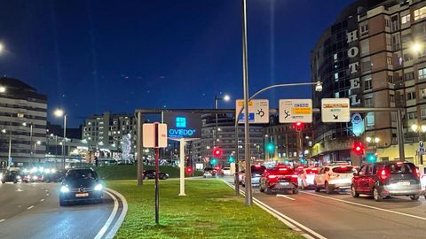 En la rotonda de La Cruz Roja, en Oviedo, se forman largas colas de vehculos