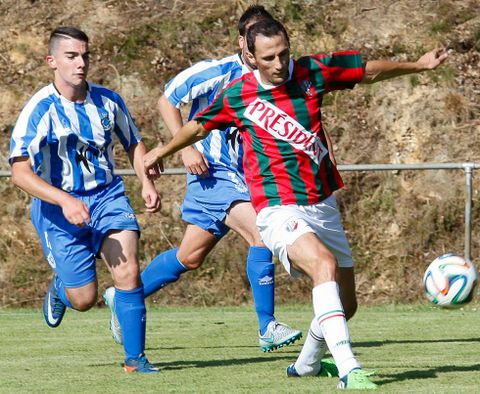 Mauro Poratti controla el bal�n ante la presi�n de dos jugadores del Santaball�s. 