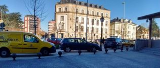 En alg�n momento de la ma�ana de ayer hubo hasta cuatro coches obstruyendo la acera destinada a los peatones. 