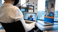 La directora ejecutiva de la EMA, Emer Cooke, mientras anuncia la aprobaci�n de la vacuna por videoconferencia