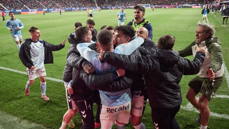 Los jugadores del Ceta, celebrando un gol en El Sadar esta temporada.