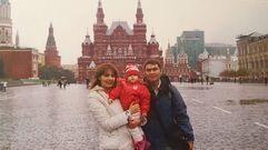Sonia Mu�oz y su marido Jos� Manuel San Rom�n, con su hija Ver�nika en la Plaza Roja en el 2007