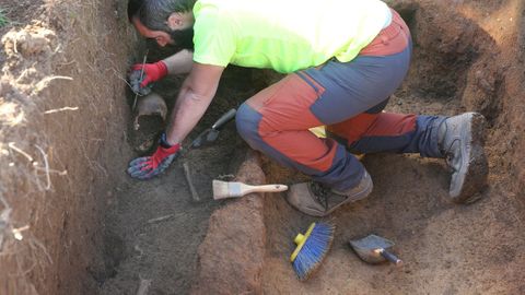 Arque�logos e forenses excavaron a fosa com�n do cemiterio de Rubi�ns.