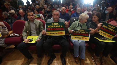 Garca Seoane muestra un cartel con el lema Sada non paga traidores
