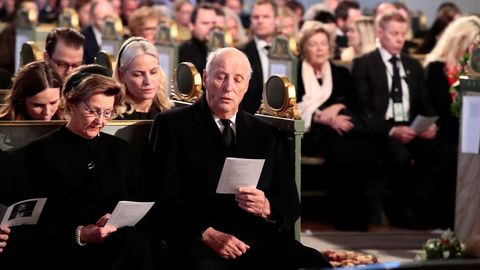 La princesa Ingrid Alexandra, la reina Sonia, la princesa Mette-Marit y el rey Harald, en el funeral.