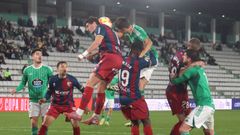 Duelo areo entre el Racing y el Huesca.