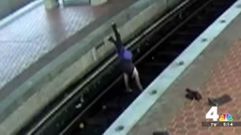 Haciendo yoga en las v�as del metro