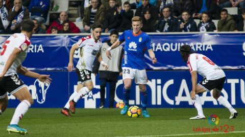 Mossa conduce el bal�n en el Oviedo-Cultural