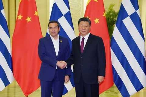 El presidente chino, Xi Jinping, con recibe al primer ministro griego, Alexis Tsipras, en la inauguraci�n del II Foro de la Franja y la Ruta de Seda.