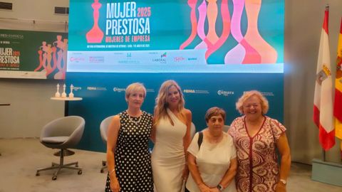 Elvira Pérez, presidenta de MdE, con las Prestosas 2025: Raquel Baeza,Teresa Costales y Rosa Menéndez