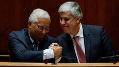 Ant�nio Costa y el ministro de Finanzas y presidente del Eurogrupo, M�rio Centeno, se felicitan tras la aprobaci�n el jueves en minor�a de los Presupuestos del Estado portugu�s para el 2020 
