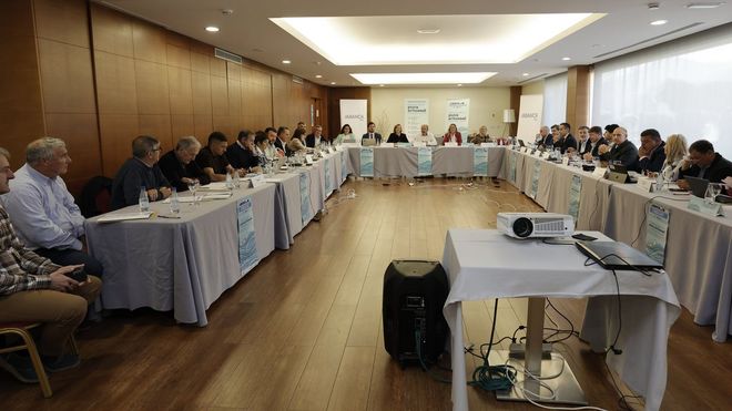 La X Interfederativa de Cofradas de Pescadores del Cantbrico Noroeste reuni en Viveiro a dirigentes de las gallegas, asturianas, cntabras y vascas, quienes debatieron con autoridades nacionales y autonmicas las inquietudes de la pesca artesanal; entre ellas, el posible recorte del 70 % del cupo de xarda.