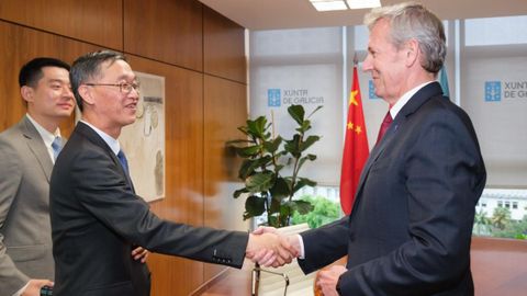 El presidente de la Xunta, Alfonso Rueda, saluda al embajador de la�Rep�blica Popular China,�Yao Jing, durante la entrevista que mantuvieron en mayo del 2024.