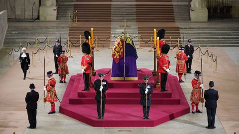 La capilla ardiente de Isabel II, en el saln de Westminster