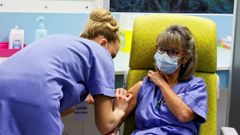 Una sanitaria, vacun�ndose en un centro m�dico franc�s