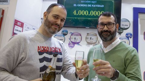 Los hermanos Alberto (i) y Gonzalo (d) Garca, titulares de la Administracin 30 de Gijn, celebran haber vendido un dcimo del 88008, agraciado con el primer premio del Sorteo Extraordinario de Navidad de la Loteria Nacional