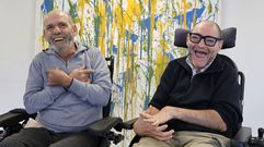 Antonio y Suso, usuarios de la residencia de Amencer en Pontevedra en la que solo viven doce personas pese a haber sitio para treinta.
