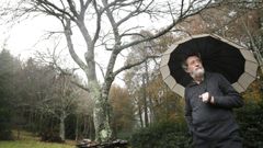 Dar�o Xoh�n Cabana paseando xunto � s�a casa en Rome�n