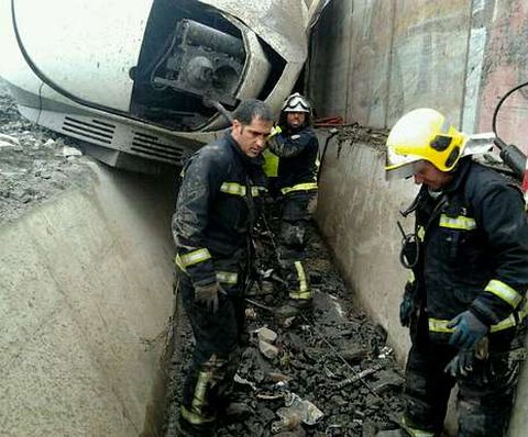 Espi�o y sus compa�eros en la b�squeda de restos el d�a 25.