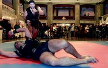 Yago D�az, en el suelo, ante Jos� Cuba en un combate de exhibici�n en el C�rculo de las Artes. 