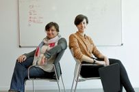 Chus e Irene, en la sala donde desarrollan sus actividades. 