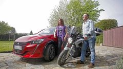 Maica Rodr�guez y C�sar Santiso posan en su finca de Carral con los dos veh�culos el�ctricos que usan a diario, un Peugeot e-208 y una motocicleta Zero S. Adem�s han comprado una furgoneta movida tambi�n por bater�as de ion-litio, una Citro�n �-Jumpy que van a camperizar, y mantienen dos Toyota h�bridos (un Prius y un Yaris) que utilizan sus hijos