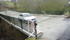 El acceso al puente de Riob� se precint� con una cinta, pero el corte dur� poco tiempo. 