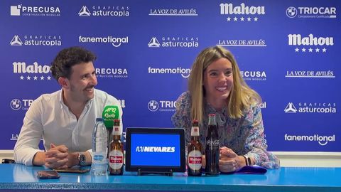 Natalia González, junto al presidente del Real Avilés, Diego Baeza