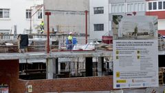 La estructura del futuro centro de salud toma forma creciendo en alturas y con los elementos met�licos de color rojo que servir�n como soporte para las cubiertas. La obra tambi�n avanza con la fachada de la planta baja (en ladrillo) del ambulatorio. 