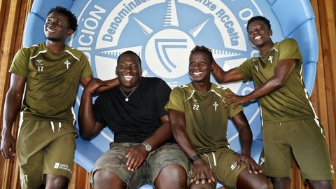 Khadim, con Somuah, Ndiaye y Kibet, despu�s del entrenamiento de este mi�rcoles del Celta Fortuna en la Cidade Deportiva Afouteza en Mos.
