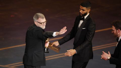 Paul Thomas Anderson recogiendo su �scar por mejor guion adaptado