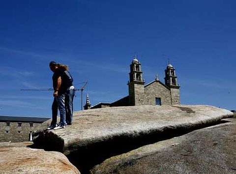 La Pedra de Abalar -imagen tomada ayer- recibe constantes visitas, al igual que el santuario. 