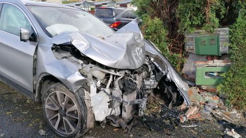 Tras salirse de la carretera, el frontal del vehculo que conduca la herida qued as