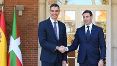 De izquierda a derecha, el presidente del Gobierno, Pedro S�nchez, y el lendakari, Imanol Pradales, en su reuni�n este viernes en la Moncloa.